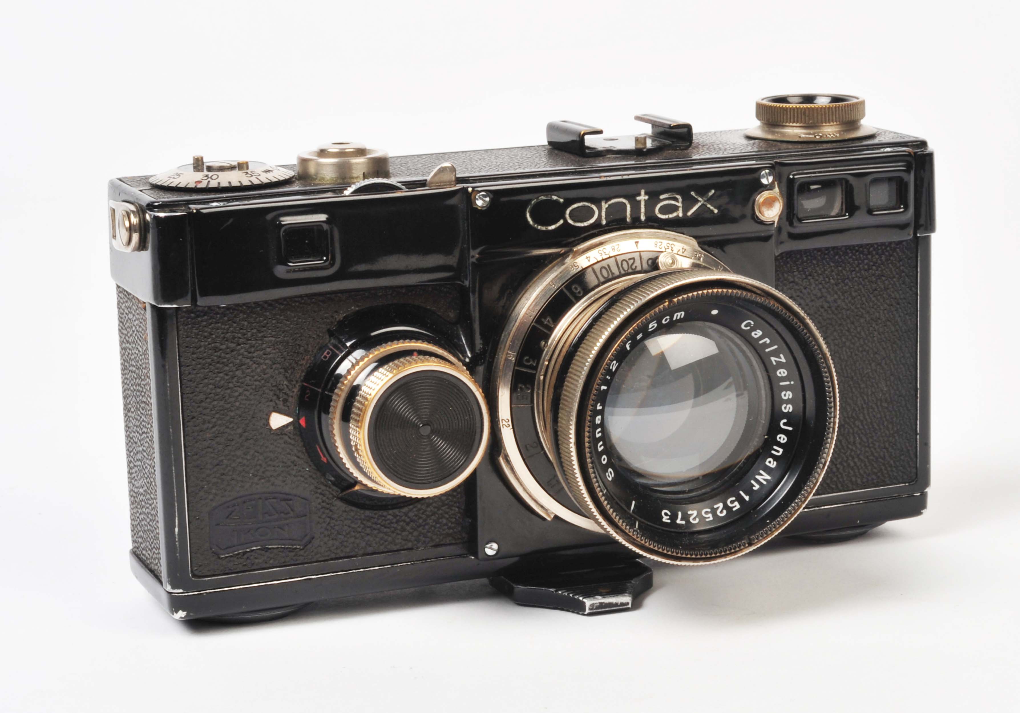 AI generated: The image shows a classic Contax camera with a robust and high-quality design. The camera has a large lens with the imprint "Carl Zeiss Jena".