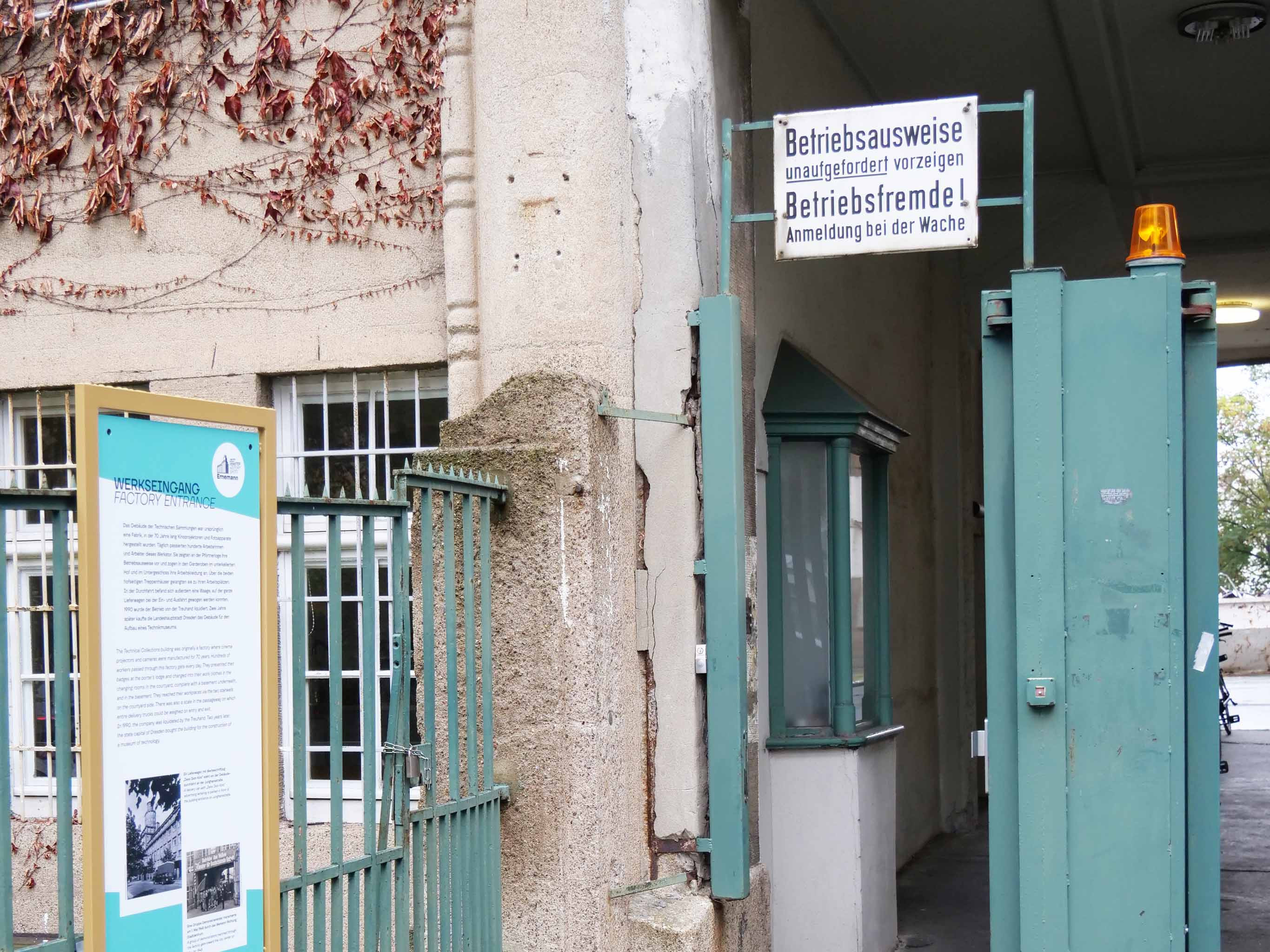 Infotafel am historischen Personaleingang der ehem. Kamarefabrik