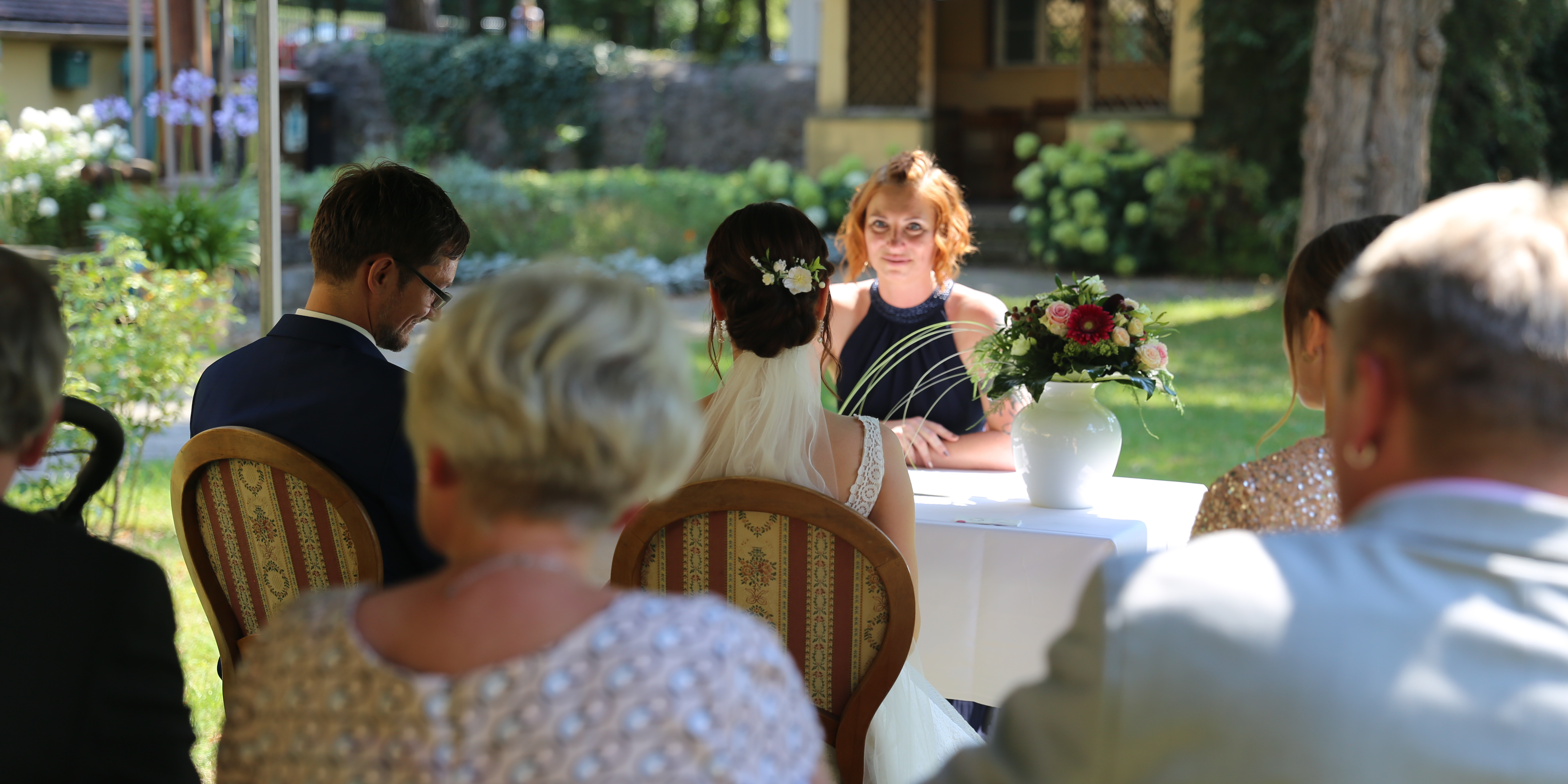 Eine Hochzeit im Garten des Weber-Museums