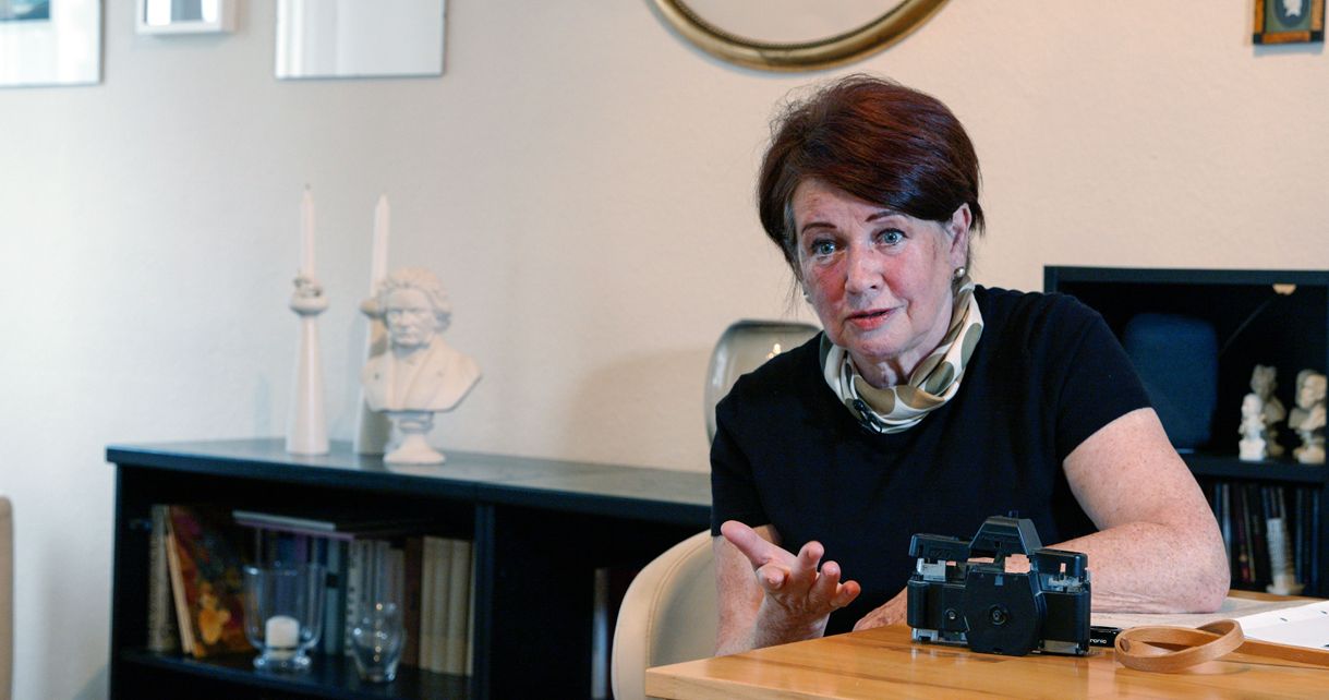 Frau an Tisch