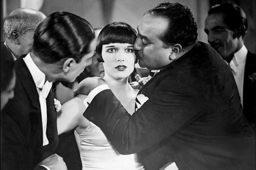 KI generiert: Das Bild zeigt eine Frau im Mittelpunkt, die von zwei Männern umgeben ist. Einer der Männer küßt die Frau auf ihre Wange, während sie einen leicht überraschten Gesichtsausdruck zeigt.