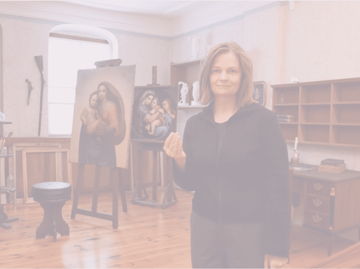 KI generiert: Das Bild zeigt eine Frau in einem Kunststudio, umgeben von Gemälden und Kunstmaterialien. Im Hintergrund sind zwei Gemälde mit religiösen Motiven und verschiedene Regale zu sehen.