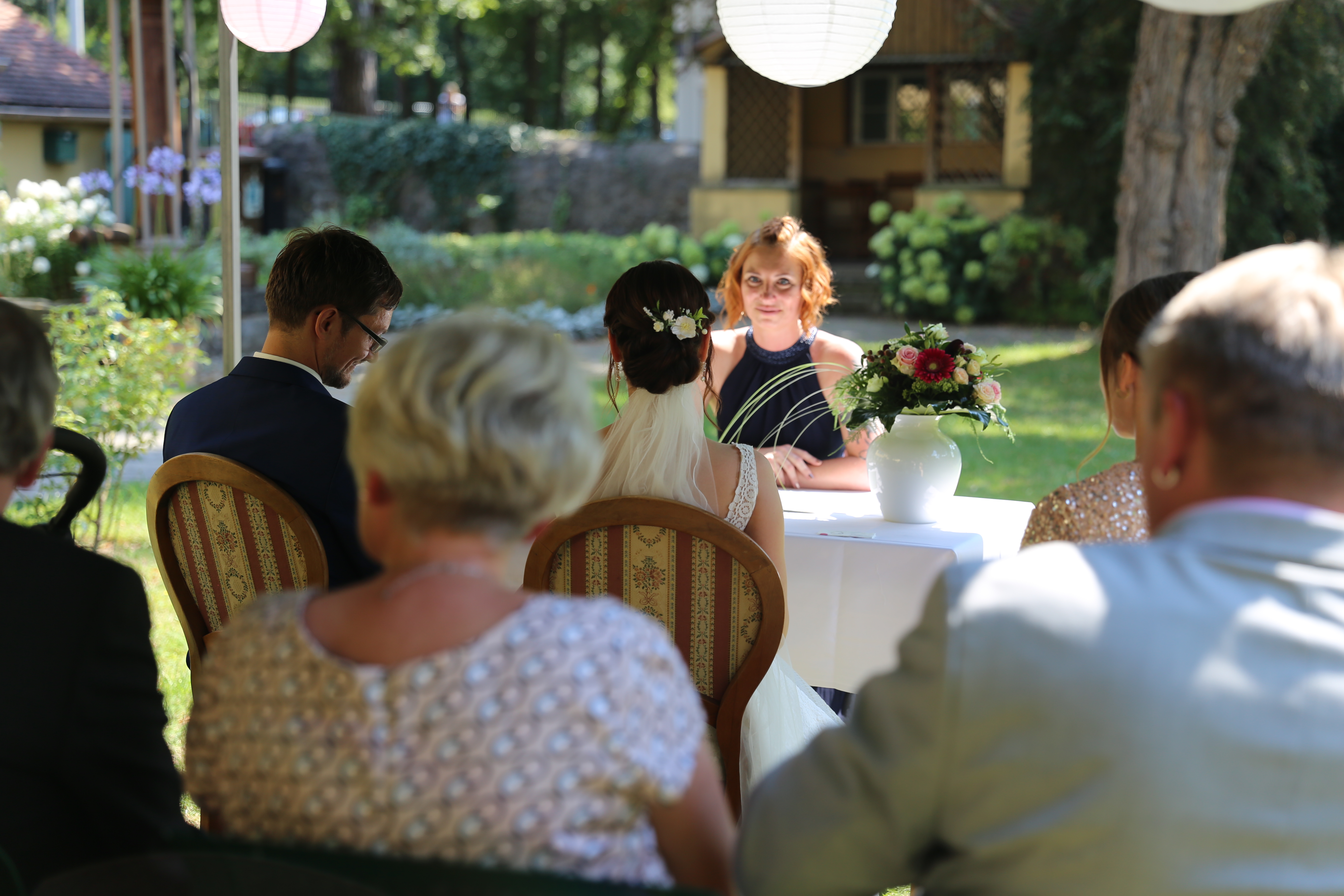 Eine Hochzeit im Garten des Weber-Museums