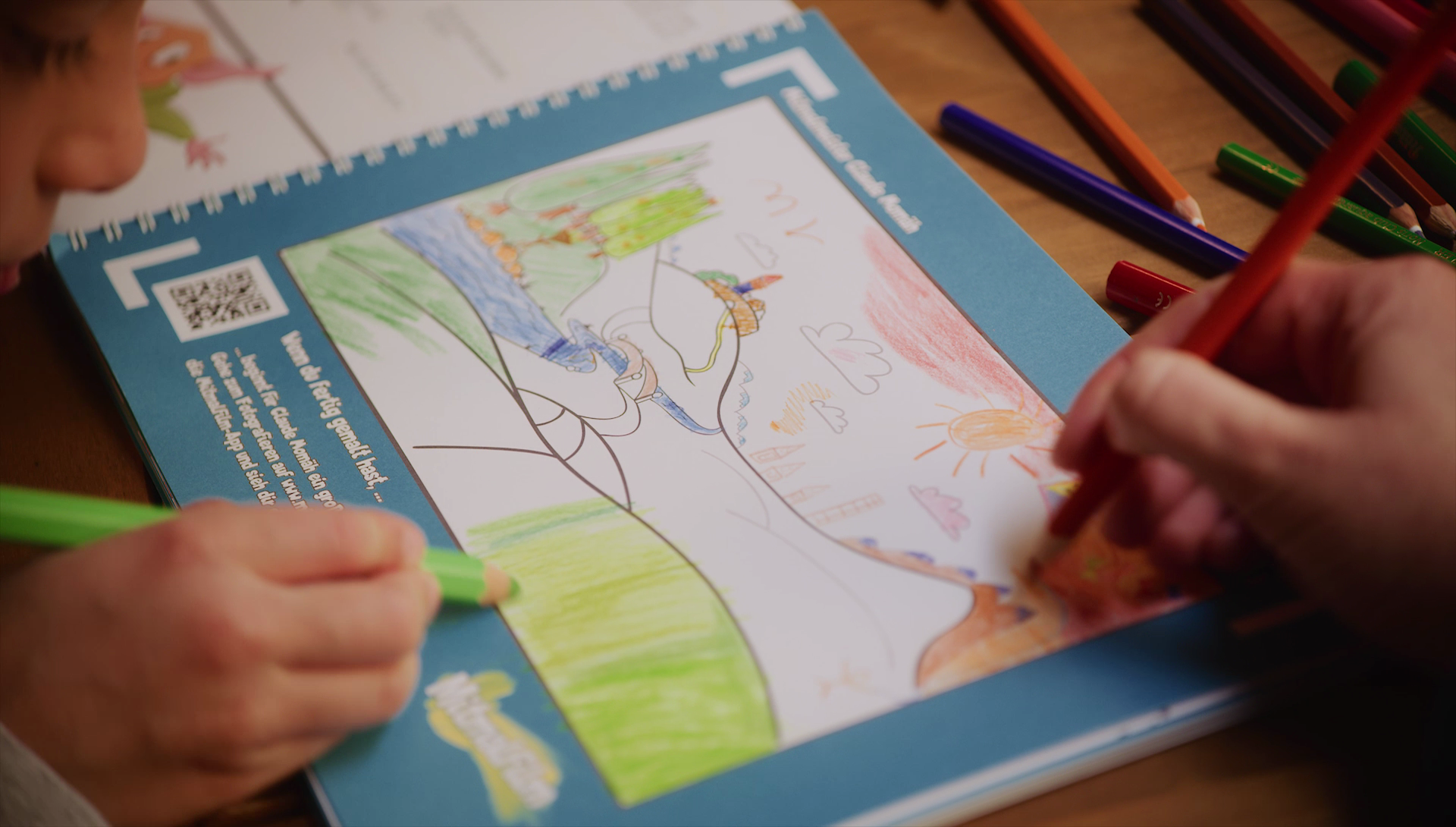 KI generiert: Ein Kind malt in einem Malbuch eine Landschaft mit Buntstiften aus. Der Hauptinhalt des Bildes ist ein bunt gestalteter Ausmalbereich.