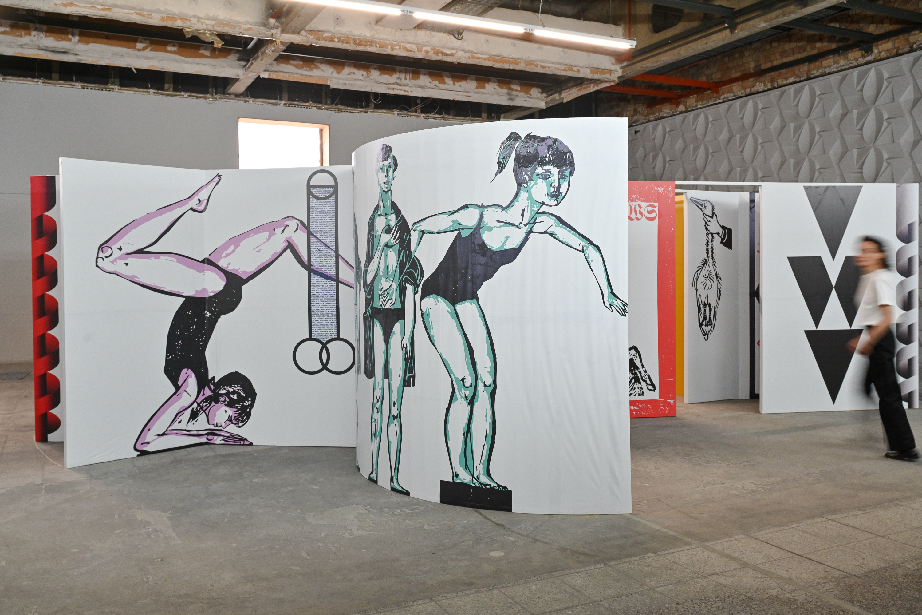 KI generiert: Das Bild zeigt eine künstlerische Ausstellung mit großformatigen Illustrationen von Menschen in sportlichen Posen auf gewellten Leinwänden. Eine Person geht an diesen Kunstwerken vorbei.